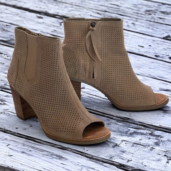 Toms Majorca Tan Perforated Suede Booties Boots Sz 8.5 Stacked Heel Peep Toe - Picture 1 of 16